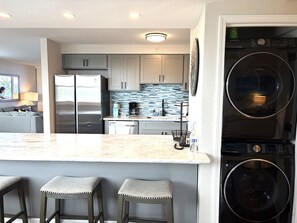 Private kitchen - Spacious 2-bedroom apartment with AC and gym (Lahaina)