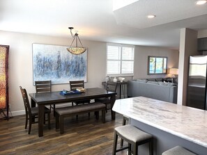 Dining - Spacious 2-bedroom apartment with AC and gym (Lahaina)