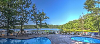 Charming 2-bedroom condo with many activities to do around the area.