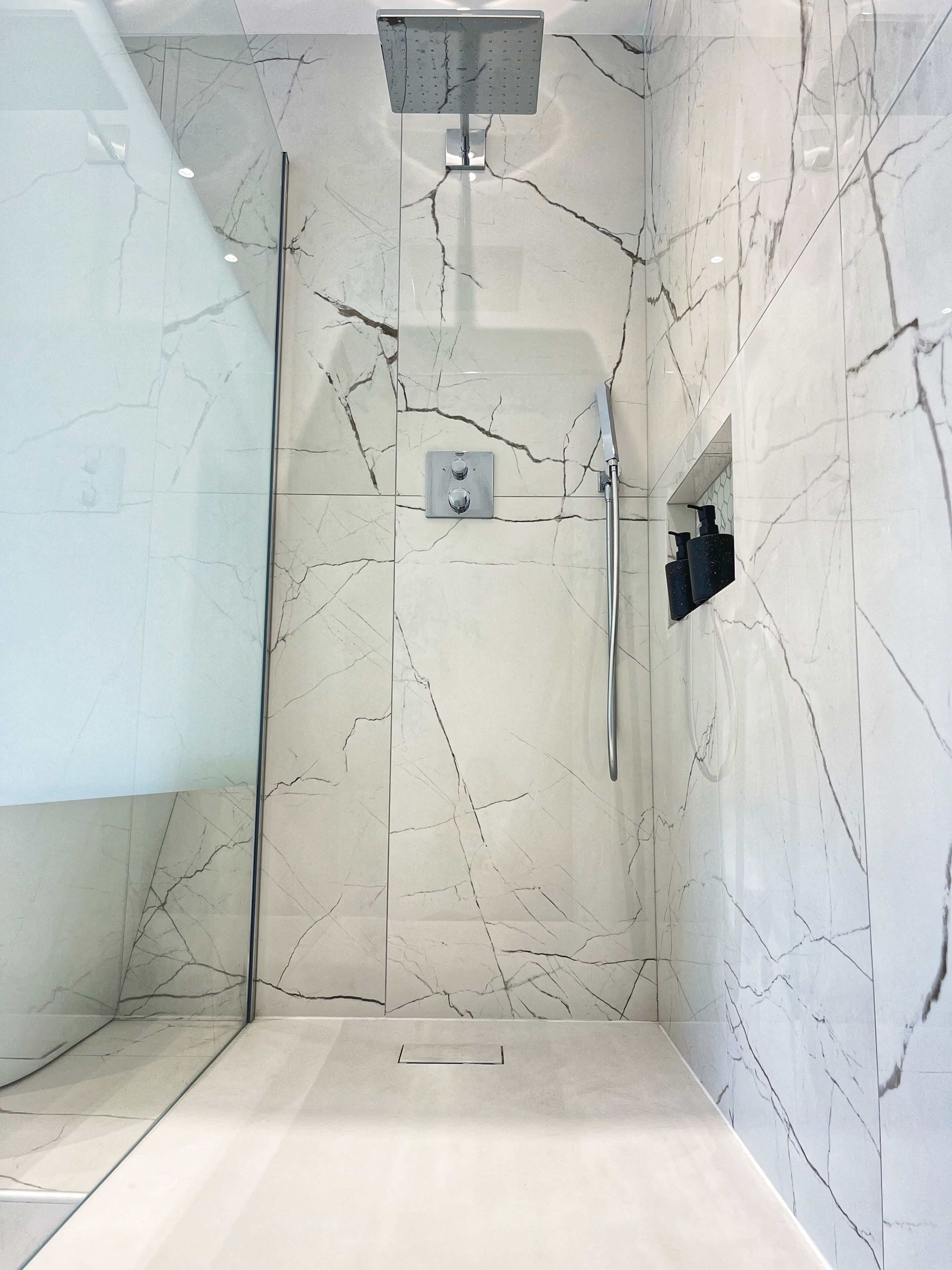 Haartrockner, Handtücher, Seife, Toilettenpapier