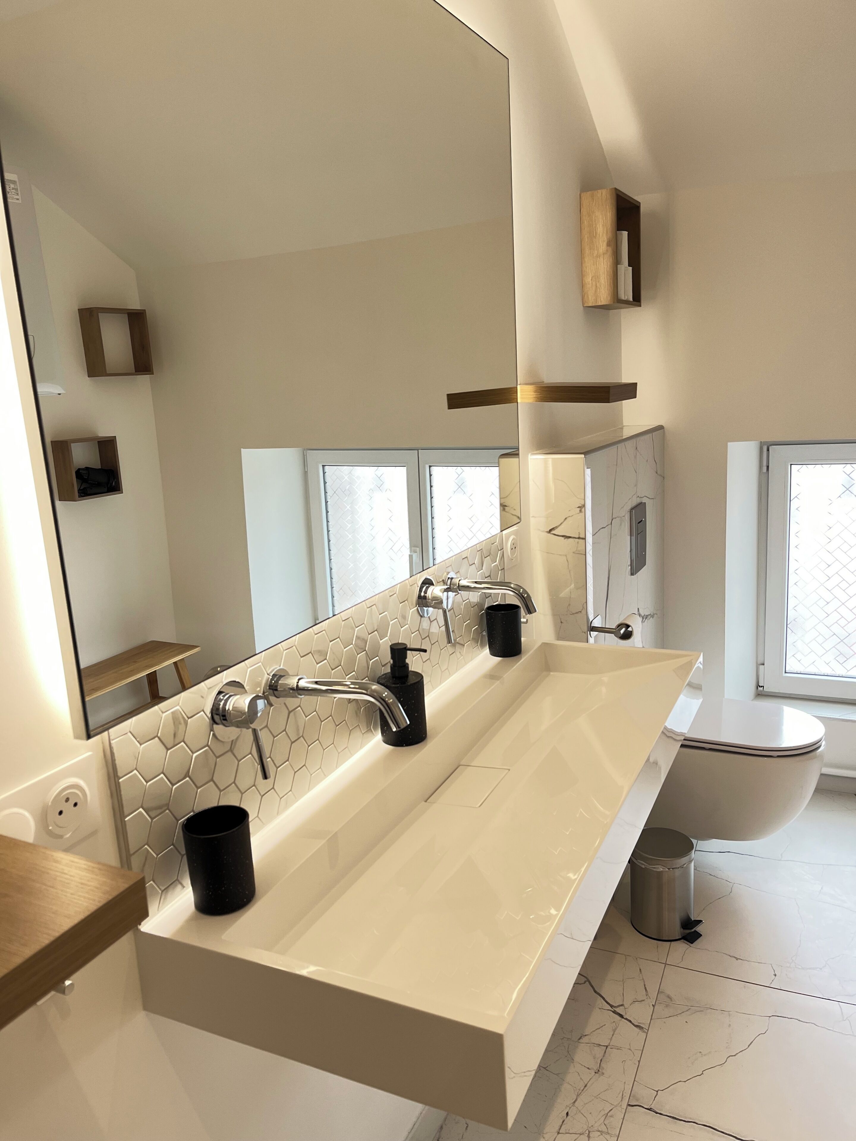 Haartrockner, Handtücher, Seife, Toilettenpapier