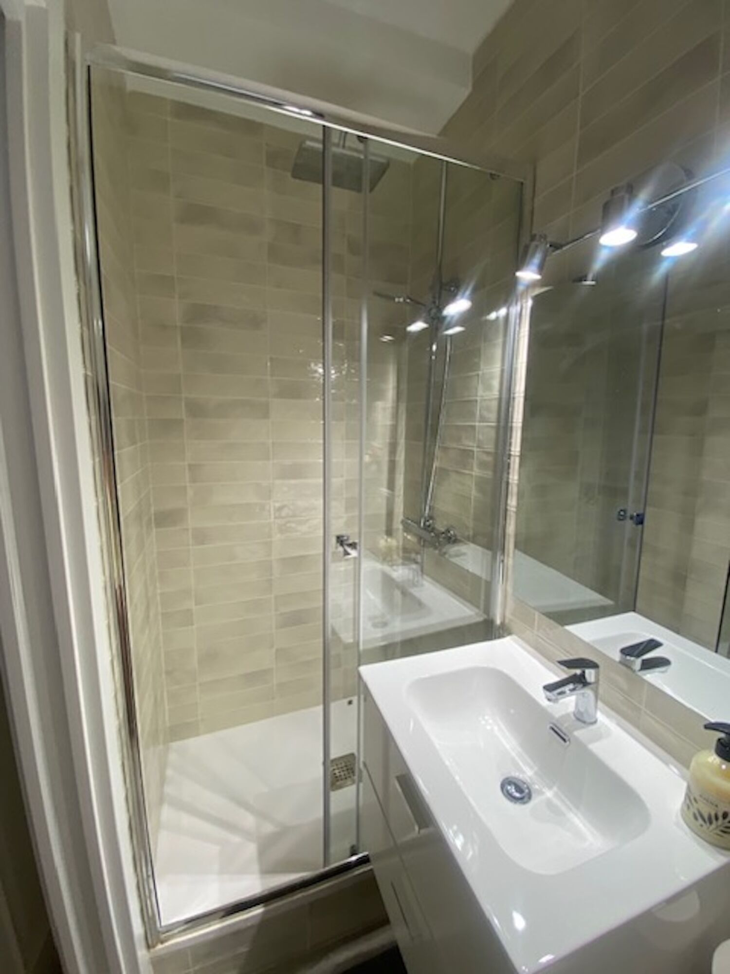 Een haardroger, een bidet, handdoeken, zeep