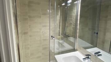 Een haardroger, een bidet, handdoeken, zeep