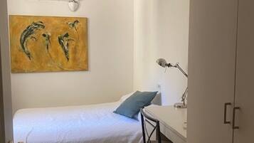 1 slaapkamer, een strijkplank/strijkijzer, gratis wifi, beddengoed