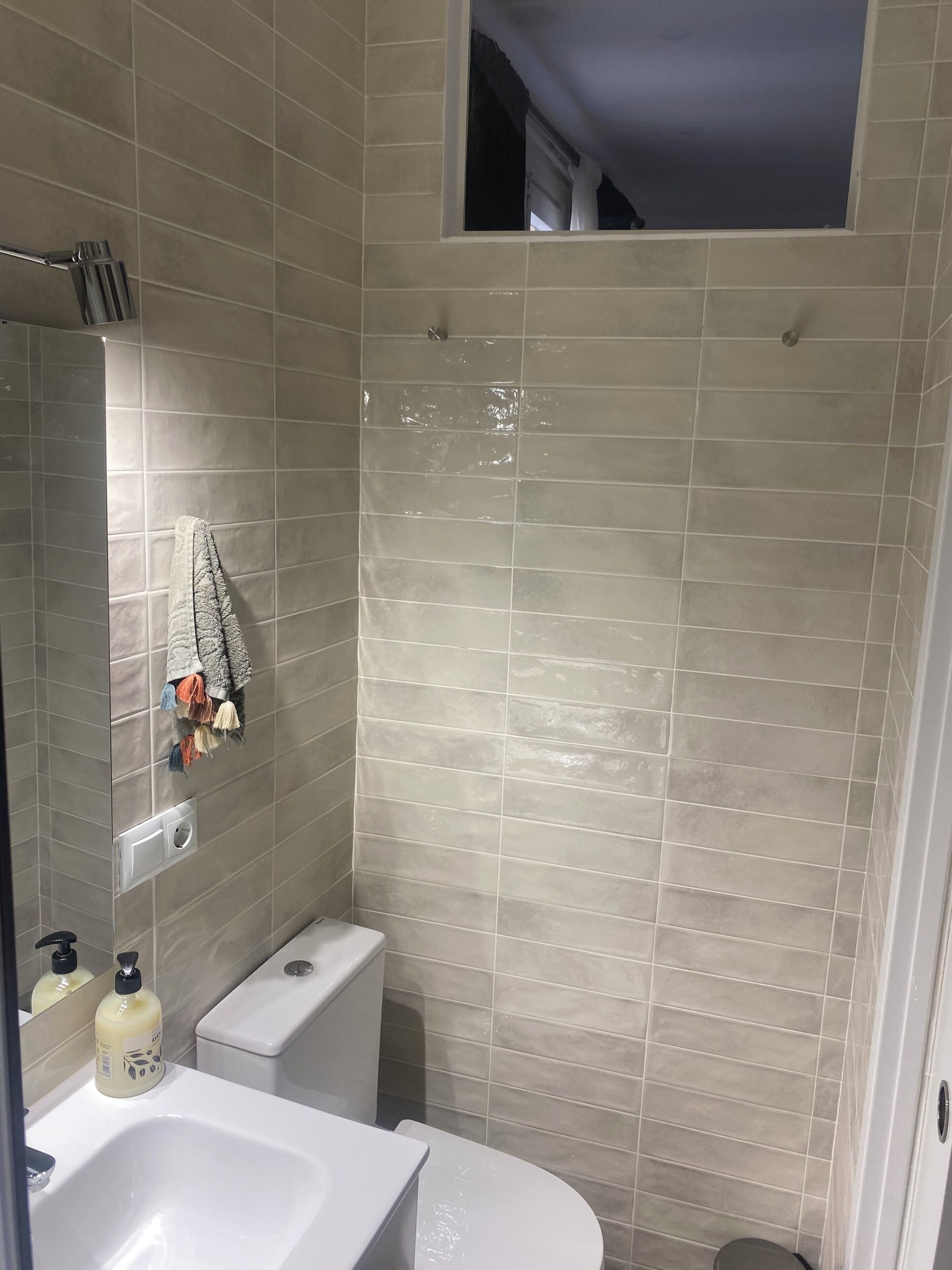 Een haardroger, een bidet, handdoeken, zeep