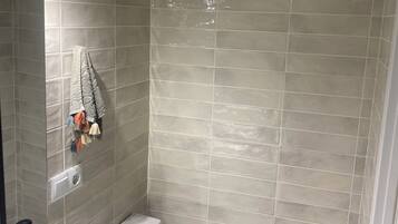 Een haardroger, een bidet, handdoeken, zeep