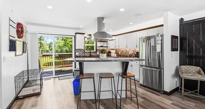 Waterfront family-friendly vacation home within walking distance to downtown!