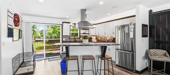 Waterfront family-friendly vacation home within walking distance to downtown!