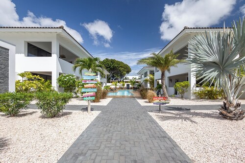 Curadise Penthouse - luxury poolside apartment in Jan Thiel