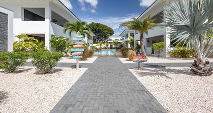 Curadise Penthouse - luxury poolside apartment in Jan Thiel