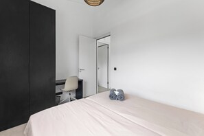 A hotel room with a bed, a desk, a chair, and a wardrobe. - Curadise Penthouse - luxury poolside apartment in Jan Thiel (Jan Thiel)