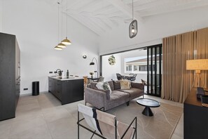A modern interior with a kitchen, dining area, and living room. - Curadise Penthouse - luxury poolside apartment in Jan Thiel (Jan Thiel)