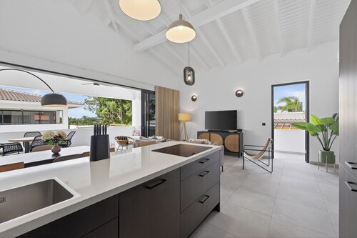 Curadise Penthouse - luxury poolside apartment in Jan Thiel