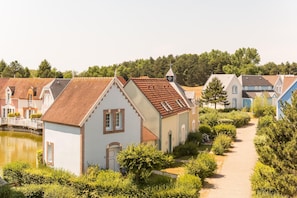 A row of traditional houses with a pathway leading to a body of water. - Coastal Retreat in Belle Dune (Fort-Mahon-Plage)