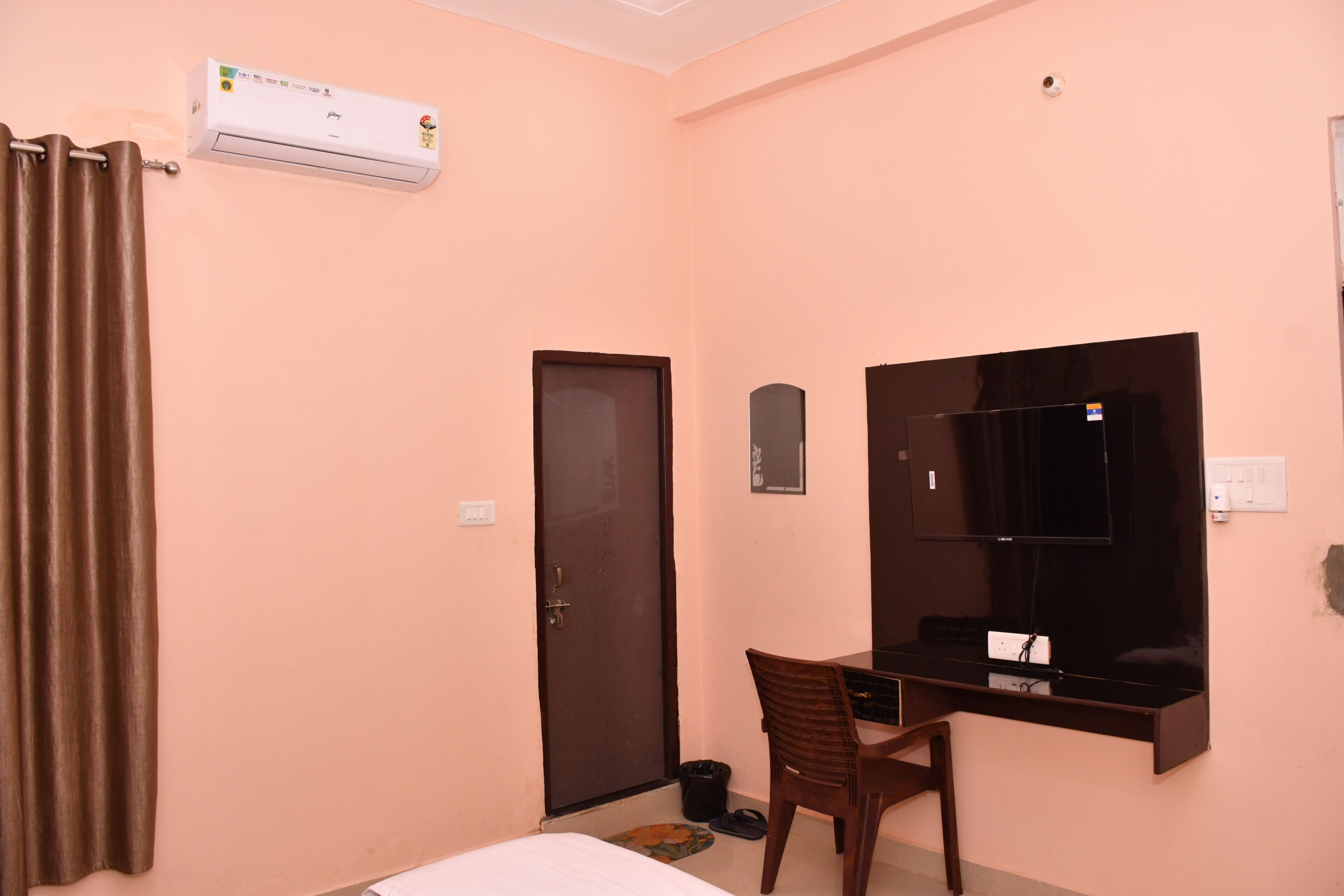 Family Room | Desk, laptop workspace, free WiFi
