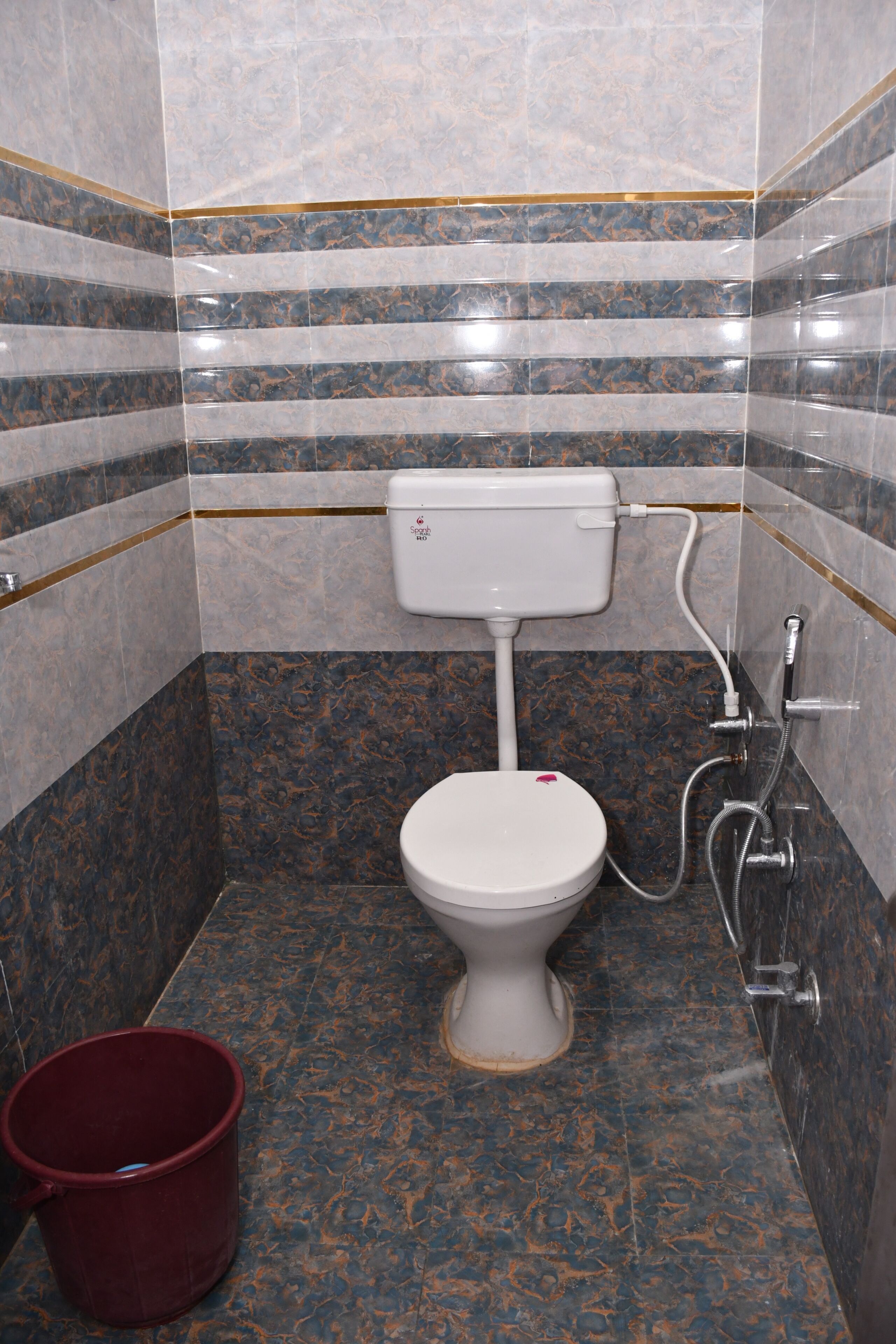 Family Room | Bathroom | Combined shower/tub, free toiletries, towels, soap