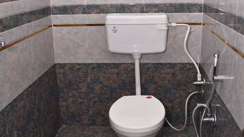 Family Room | Bathroom | Combined shower/tub, free toiletries, towels, soap