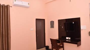 Family Room | Desk, laptop workspace, free WiFi