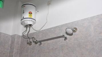 Family Room | Bathroom | Combined shower/tub, free toiletries, bidet, towels