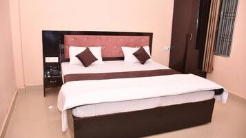 Desk, laptop workspace, free WiFi