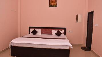 Family Room | Desk, laptop workspace, free WiFi
