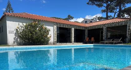 Cottage surrounded by pine trees/private pool/near oceon on Sintra Natural Park