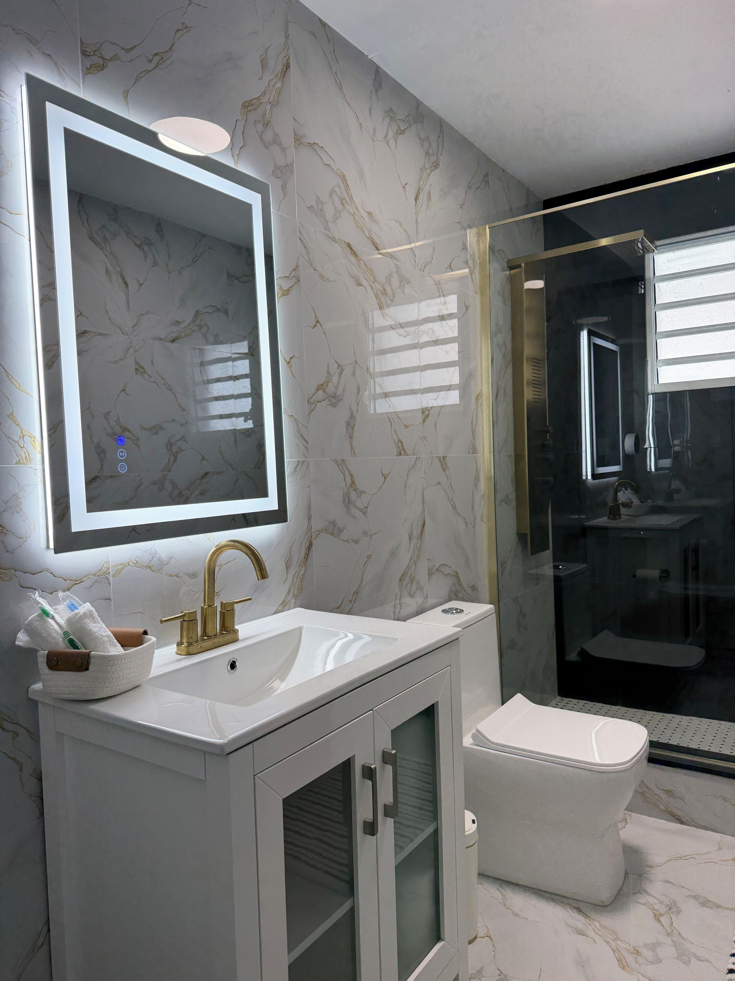 Serviettes fournies, savon, papier toilette