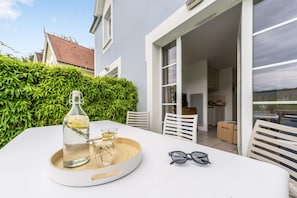 Ein Esstisch mit einer Wasserflasche, Gläsern und einer Serviertschale.