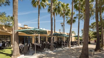 Apartamento | Restaurante al aire libre