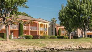 Hotel amb piscina, espai exterior i vistes a l'aigua.