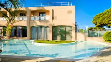 Apartamento | Piscina | Una piscina al aire libre, una piscina climatizada