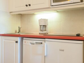 Apartment | Private kitchen - 4-person Riverfront Escape (Mallemort)