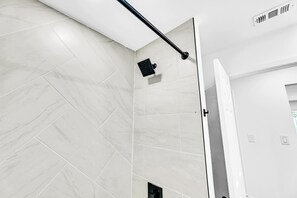 Haartrockner, Handtücher, Seife, Toilettenpapier