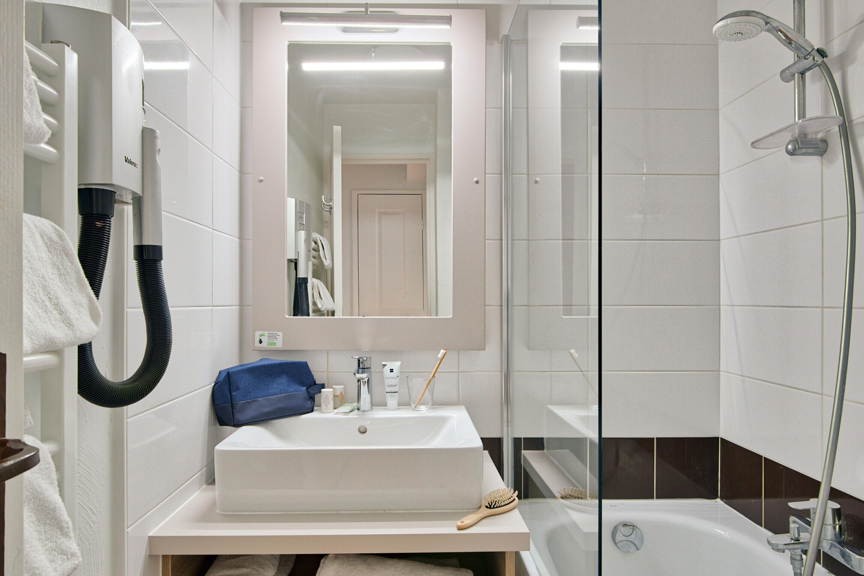 Appartement | Badkamer | Een bad, een haardroger
