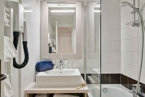 Leilighet | Bad | Badekar og hårføner