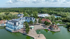 A lakeside hotel with a dock, a gazebo, and a small island with a pavilion. - 2-bedroom Beach Cottage (Fort-Mahon-Plage)