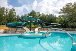 Une piscine équipée d’un toboggan.