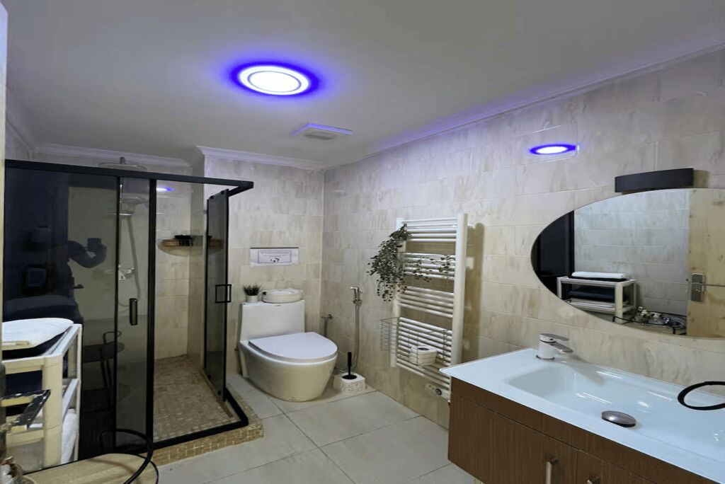 Douche, séchoir à cheveux, bidet, serviettes fournies