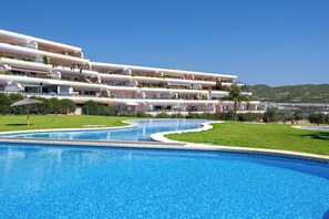 A resort with a large swimming pool, multiple balconies, and a view of the sea. - Mediterranean & golf dreams (Mutxamel)