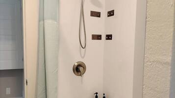 Haartrockner, Handtücher, Seife, Toilettenpapier