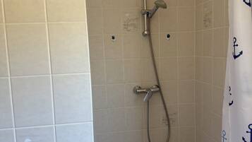 Douche, serviettes fournies
