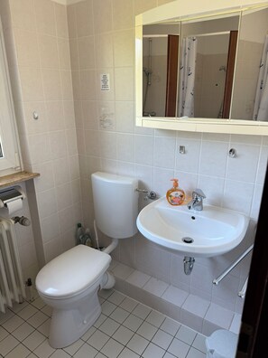 Een douche, handdoeken