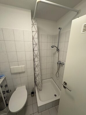 Douche, sèche-cheveux, serviettes fournies, savon