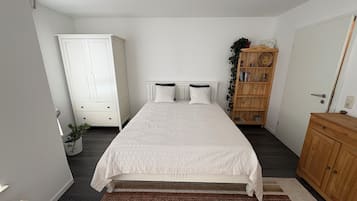 1 Schlafzimmer, Schreibtisch, Bettwäsche