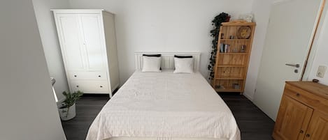 1 Schlafzimmer, Schreibtisch, Bettwäsche