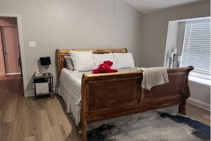 Tabla de planchar con plancha, acceso a internet y ropa de cama 