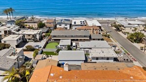 A coastal residential area with houses, a road, and a beach. - 1 Bedroom Steps from Beach and Carlsbad Village (Carlsbad)