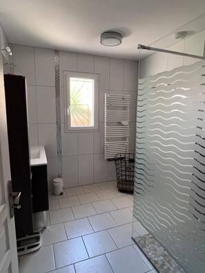 Een douche, een haardroger, handdoeken, zeep
