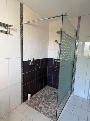 Dusche, Haartrockner, Handtücher, Seife