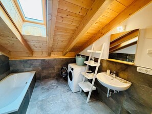 Dusche, Haartrockner, Handtücher, Toilettenpapier
